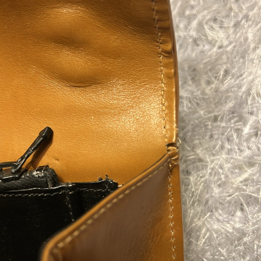 Elegant Black and Tan Handbag - Picture 10 of 11